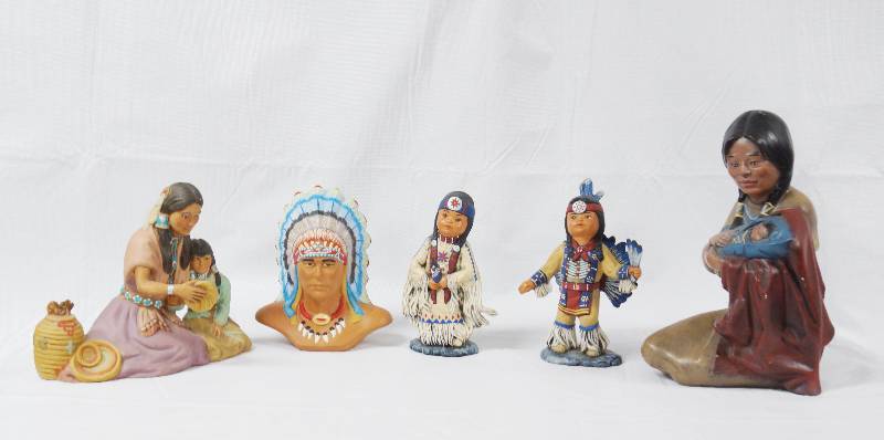 lot 3480 image: Lot of 5 Native American Indian Figurines and Chieftain Head
