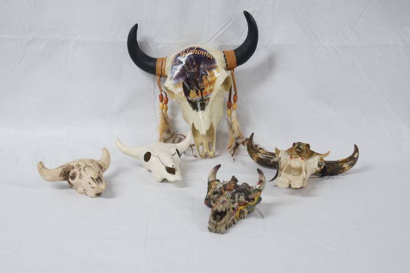 lot 3487 image: Lot of 5 - Cattle or Buffalo Skulls - Various Material See Pics - Great Decor