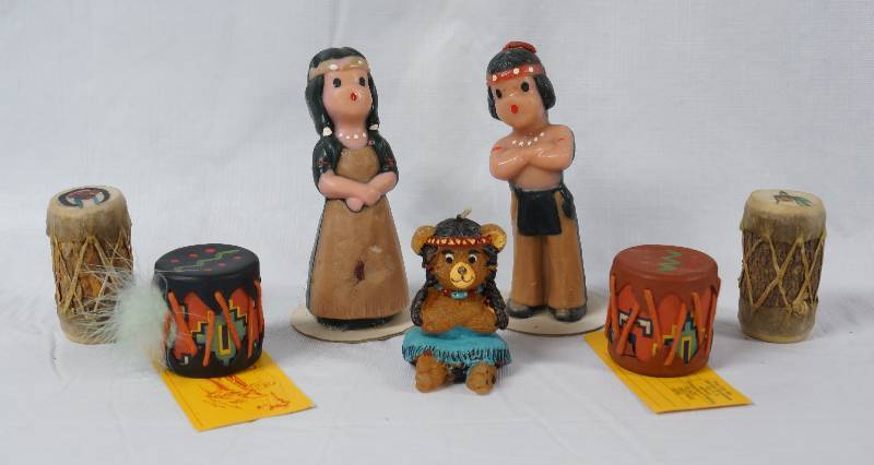lot 3496 image: Lot of 2 Vintage GURLY Native American Indian Candles and 4 small replica Indian Drums - WOW