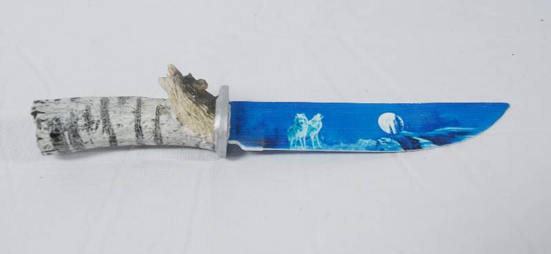 lot 3501 image: Collectible Knife features Wolves on the Blade and an awesome handle See Pics