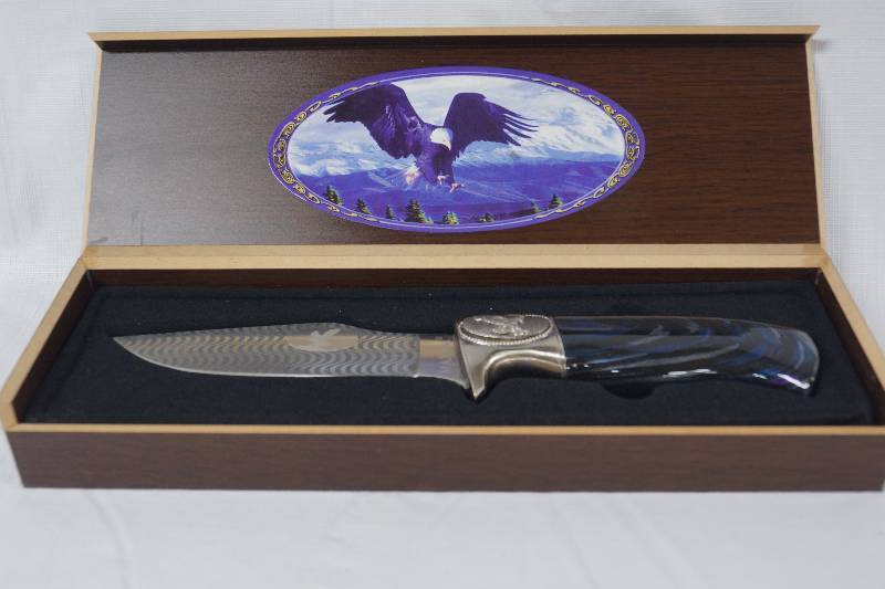 lot 3504 image: American Eagle Themed Collectible Knife in Original Gift Box - Excellent Condition