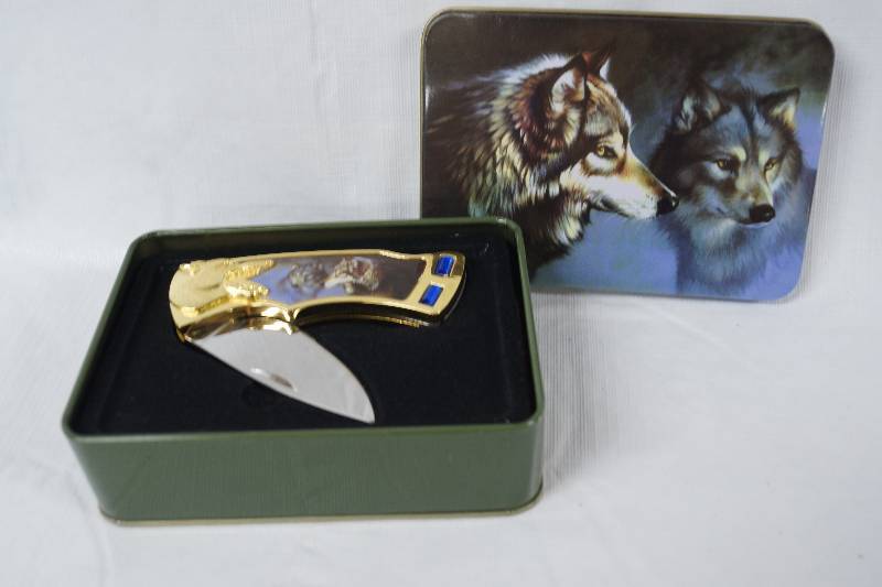 lot 3505 image: Gray Wolf Themed Collectible Pocket Knife in Original Gift Box - Excellent Condition