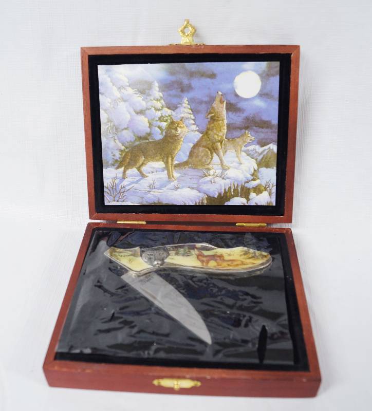 lot 3506 image: Gray Wolf Howling at the Moon - Night Scene - Collectible Pocket Knife in Original Gift Box - Excellent Condition