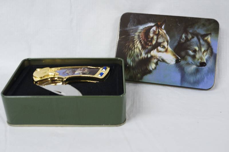 lot 3507 image: Gray Wolves - Collectible Pocket Knife in Original Gift Box - Excellent Condition