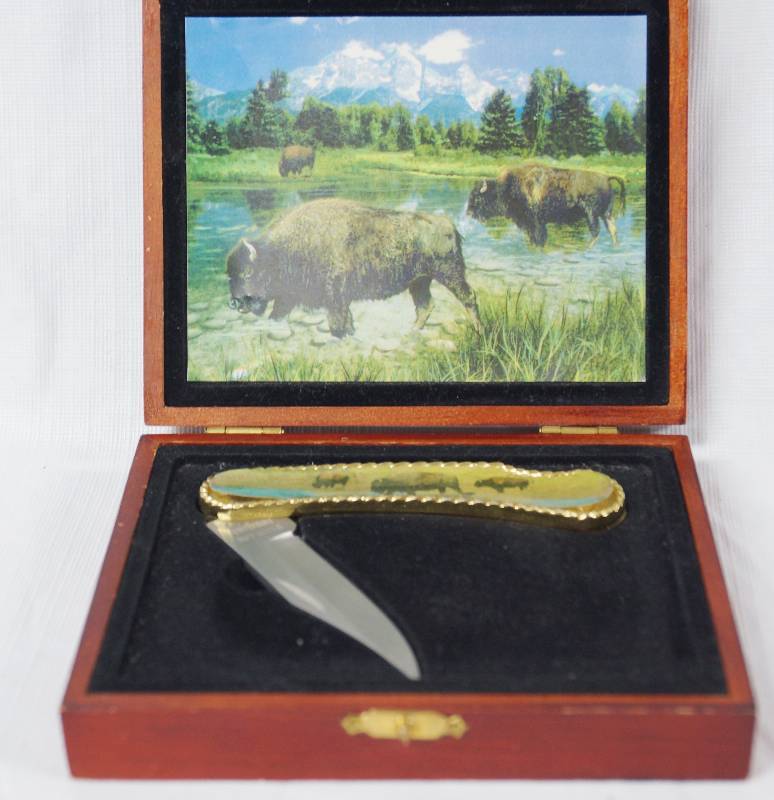 lot 3508 image: Buffalo  Bison - Collectible Pocket Knife in Original Wooden Box - Excellent Condition