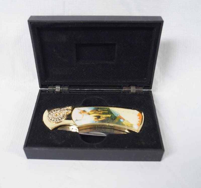lot 2001 image: Collectible Indian Knife in a Gift Case - Nice