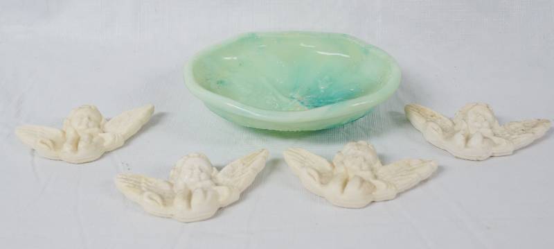 lot 2017 image: Vintage AVON soap dish and cherub angel figurines