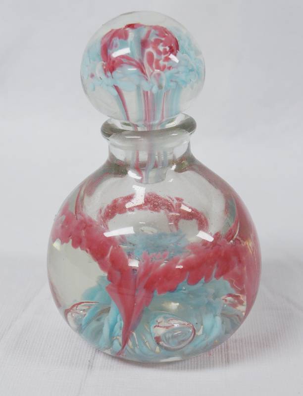 lot 2020 image: Pretty Blown Glass Bottle with Stopper