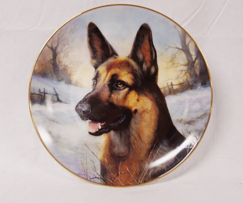 lot 2139 image: German Shepherd Collection Decorative Plate - A Winter Friend