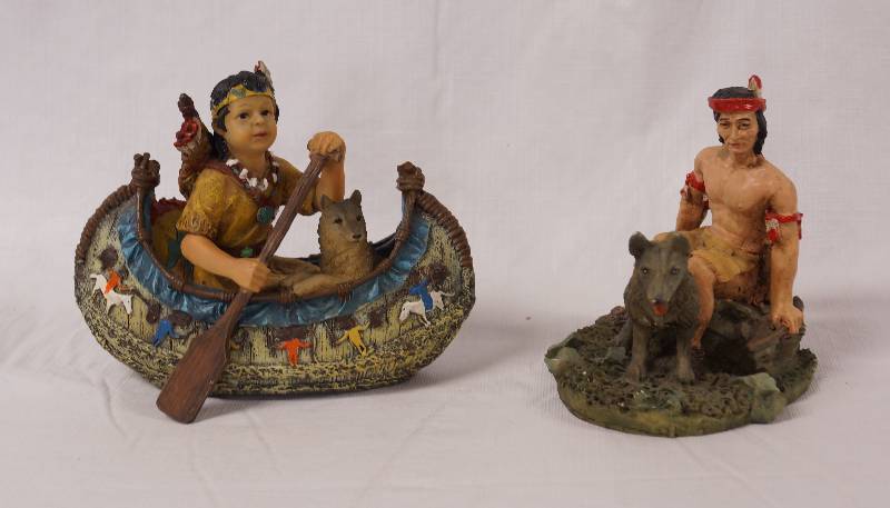 lot 2144 image: Native American Figurine Decor - Very Neat