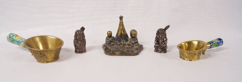 lot 2155 image: Native American Style Items - Salt and Pepper Shakers and More