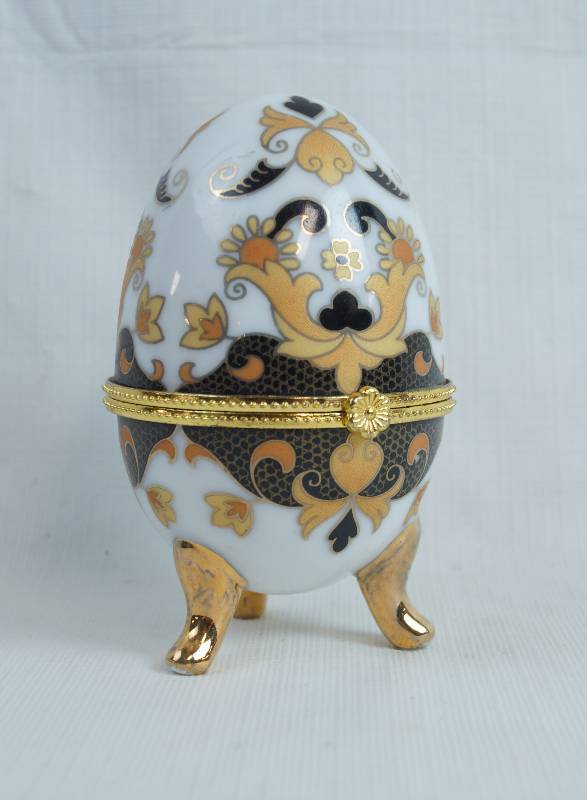 lot 2305 image: Porcelain Decorative Egg - w hinged lid - Excellent Condition