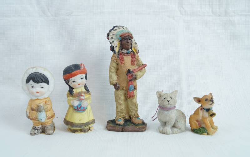 lot 2307 image: Lot of Native American Indian Figurines and a Quarry Critter See pics