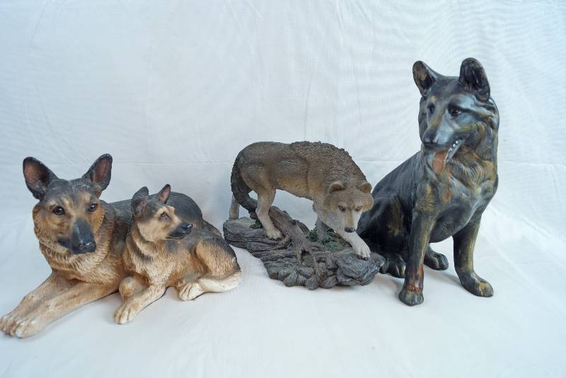 lot 2320 image: Lot of 3 Figurines - German Shepherd Dogs and Wolf