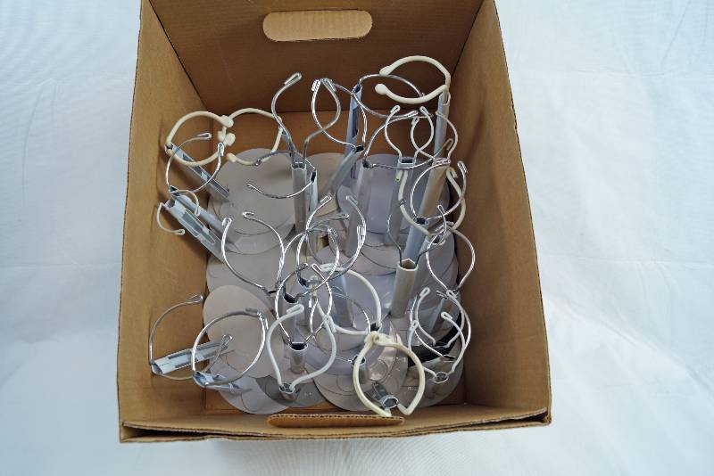 lot 2322 image: Box of 30 Adjustable Doll Stands - Medium