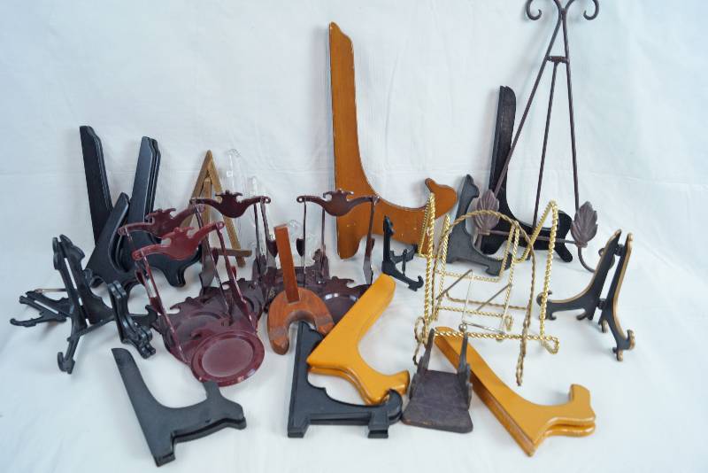 lot 2323 image: Big Lot of Plate and Picture Easels - NICE Many Styles and Colors