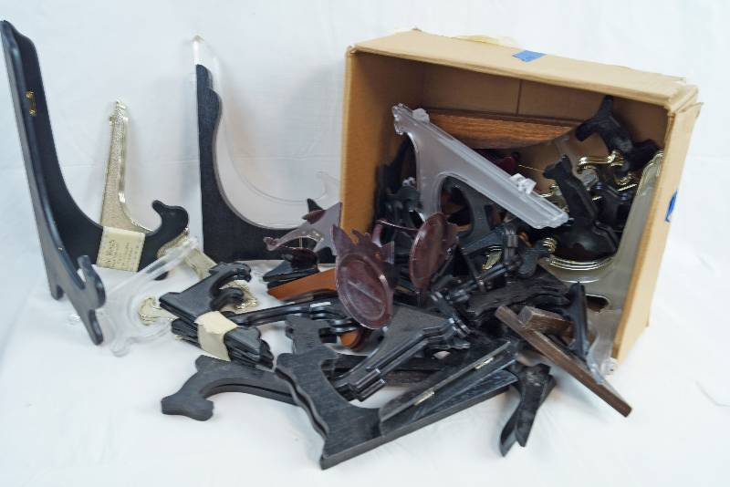 lot 2324 image: Box of Easel Style Plate  Artwork Holders - Various Color and Styles - see pics