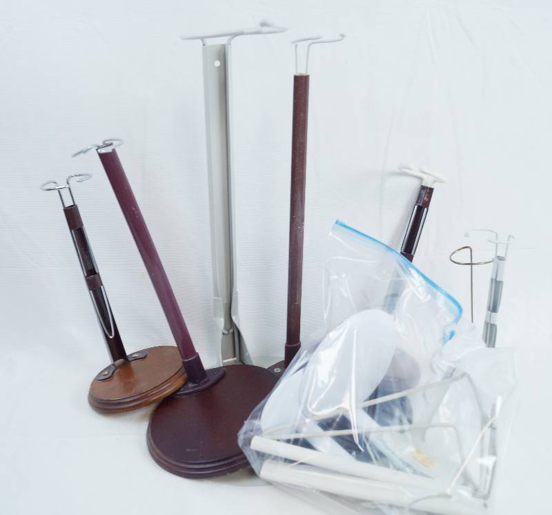 lot 2326 image: Lot of Doll Stands - Various Color ans Styles