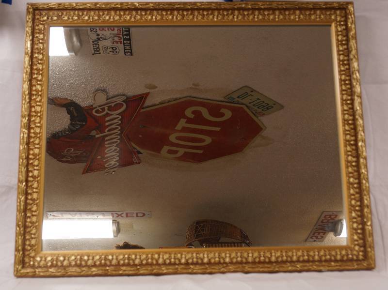 lot 2189 image: Beautiful Mirror with Gold Frame - Very Neat
