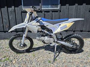 lot 7597 image: Unused Mikilon MZX 124cc Dirt Bike