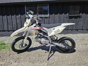 lot 7598 image: Unused Mikilon 124cc Dirt Bike Model MSYSX 125DBA