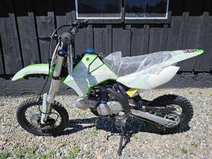 lot 7601 image: Unused&nbspApollo Sports ADR125-20 Dirt Bike, New with Manual