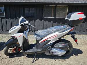 lot 7610 image: Unused&nbspClash 200 EFI Scooter with Storage Box