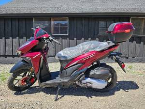 lot 7611 image: Unused&nbspClash 200 EFI Scooter with Storage Box