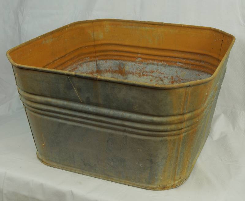 lot 2452 image: Vintage Metal Washtub w cork stopper - See pics for measurements