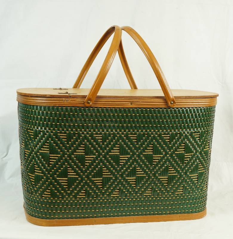 lot 2459 image: Vintage Hawkeye Picnic Basket w original riser insert - This basket is NICE and CLEAN See Note -Americas Finest Hamper Burlington Basket Company