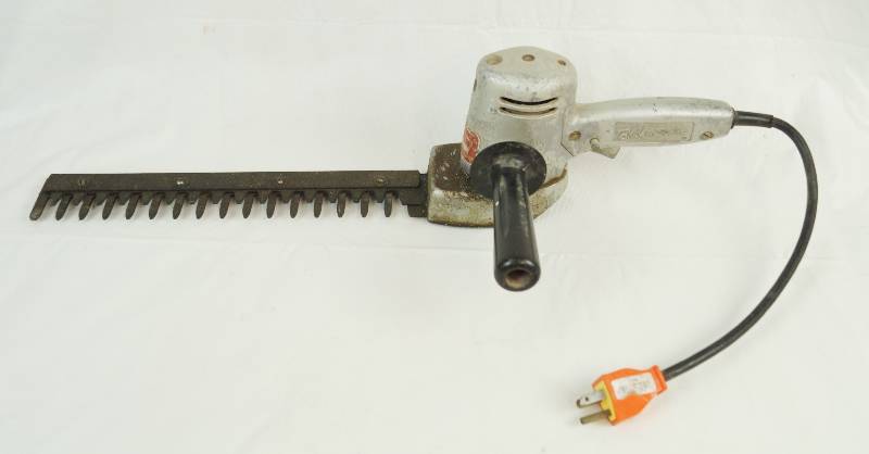 lot 2461 image: Black & Decker Utility Hedge trimmer Cat. No U-450 - WORKS SEE VIDEO