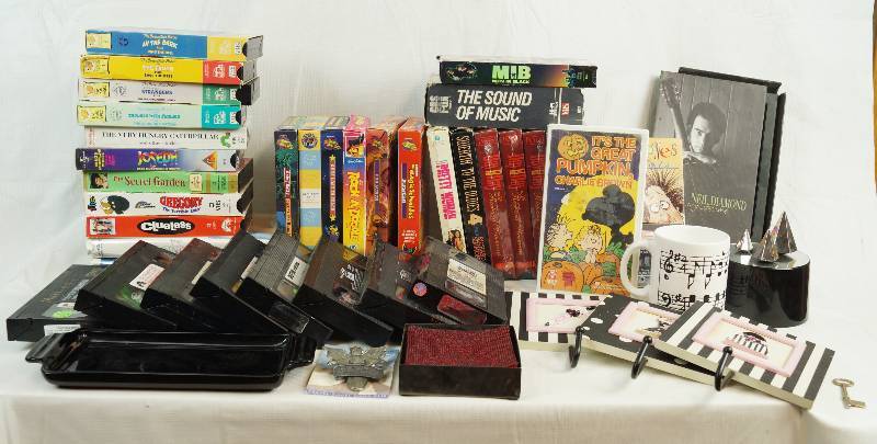 lot 6589 image: Lot of VHS Movies - Many KIDS movies - Home Decor and More