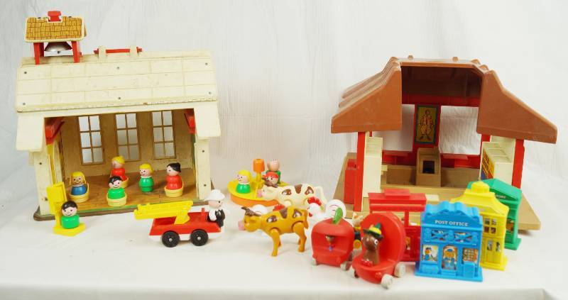 lot 6672 image: Vintage Little People School House and McDonalds w lots of Little People and another set of toys - see pics