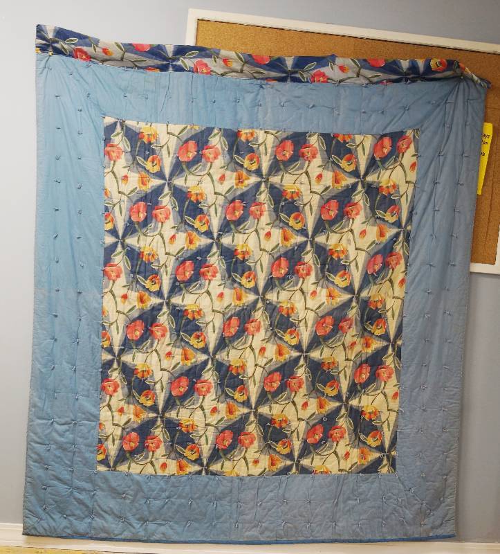 lot 2371 image: Beautiful Vintage Hand-Tied Quilt - Excellent condition - Nap Matched on Material Pattern - NICE No HOLES or RIPS