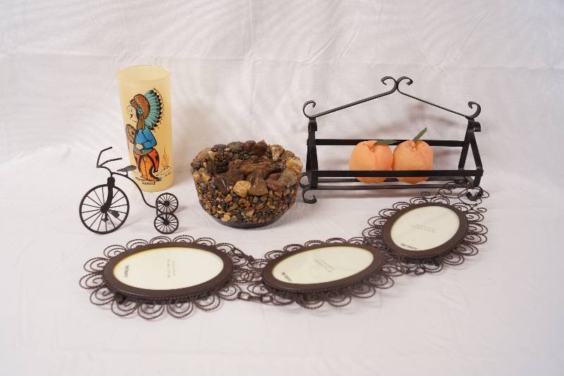 lot 2225 image: Lot of Small Household Decorations - See Photos for Details