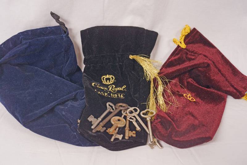 lot 2226 image: Lot of Velvet String Bags and Keys - See Photos