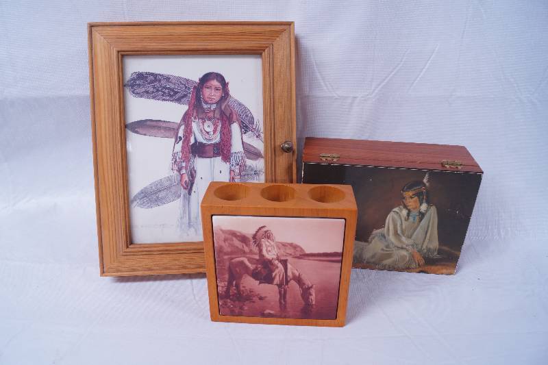 lot 2249 image: Lot of Native American Items - Decorative Box and More