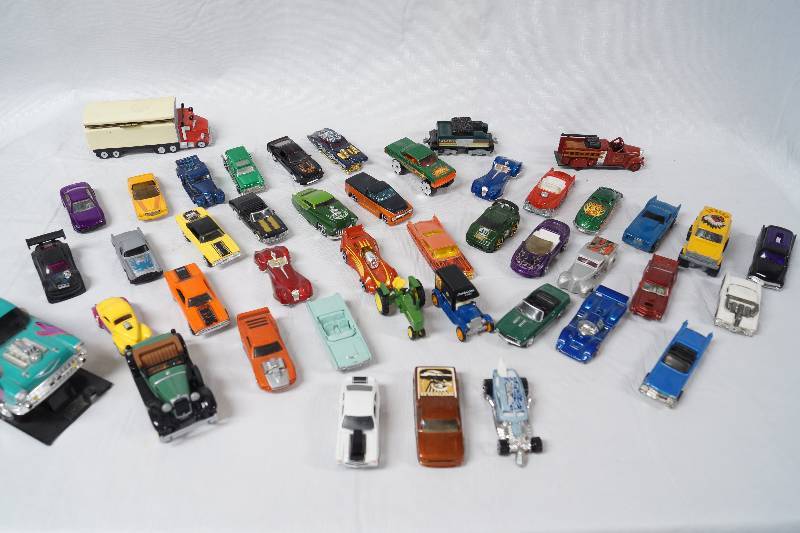 lot 2373 image: Huge Lot of Hot Wheels Cars- Take a Look