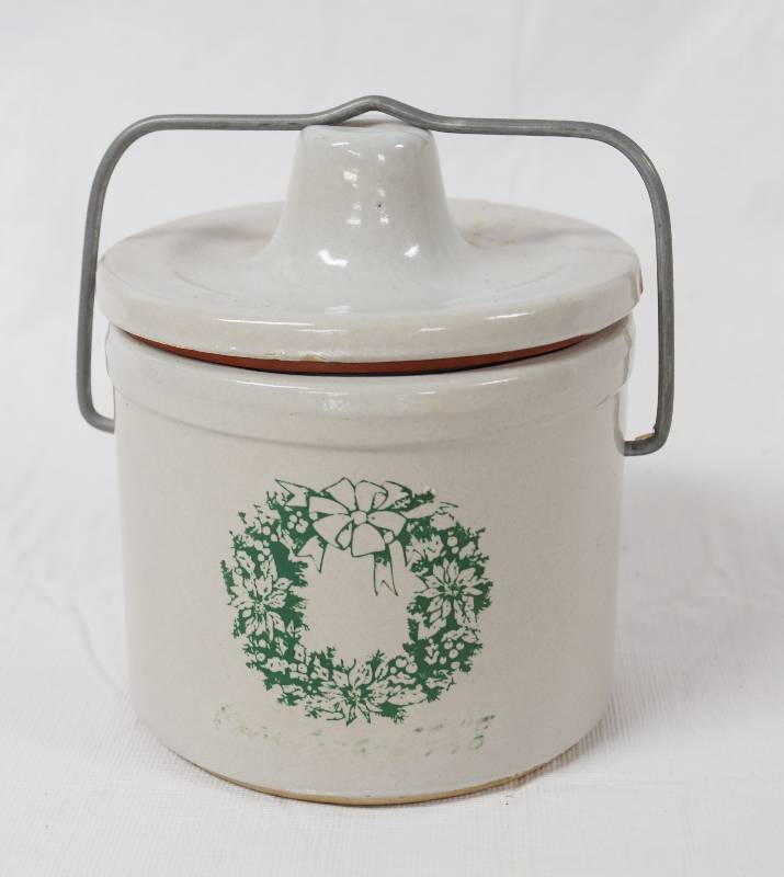 lot 3034 image: Cute Stoneware Crock w Wreath- Check it Out