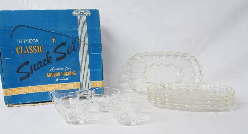 lot 3065 image: Vintage 8 Piece ANCHOR HOCKING Glass Snack Set w original box - Check it Out