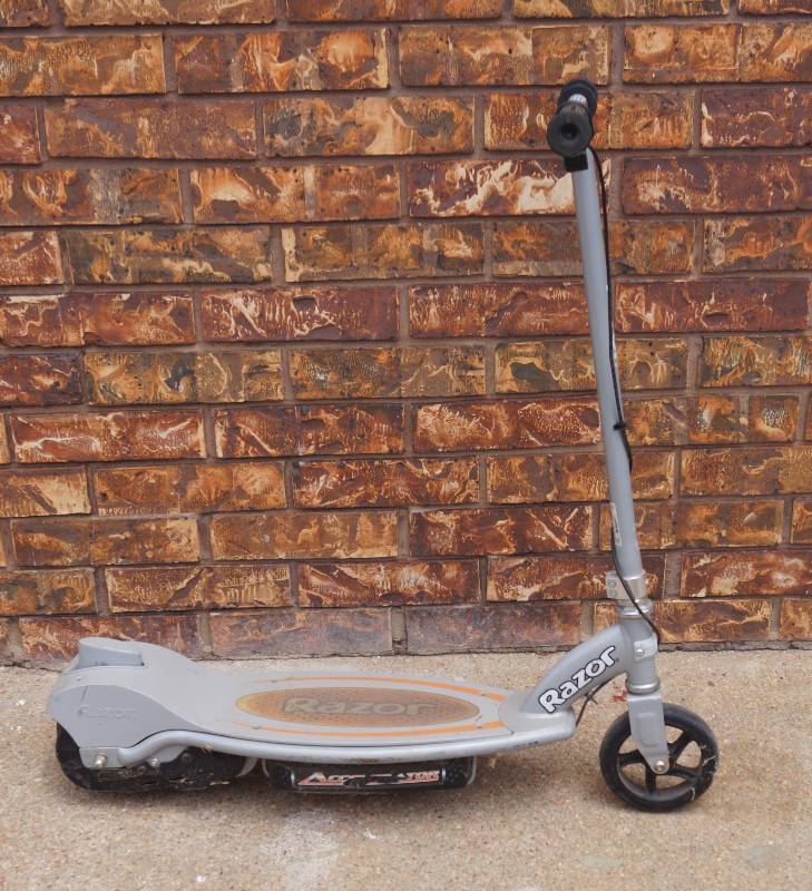 lot 5003 image: Razor Scooter