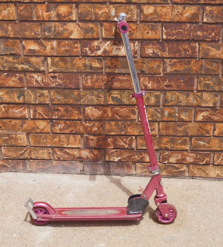 lot 5005 image: Razor Folding Portable Scooter
