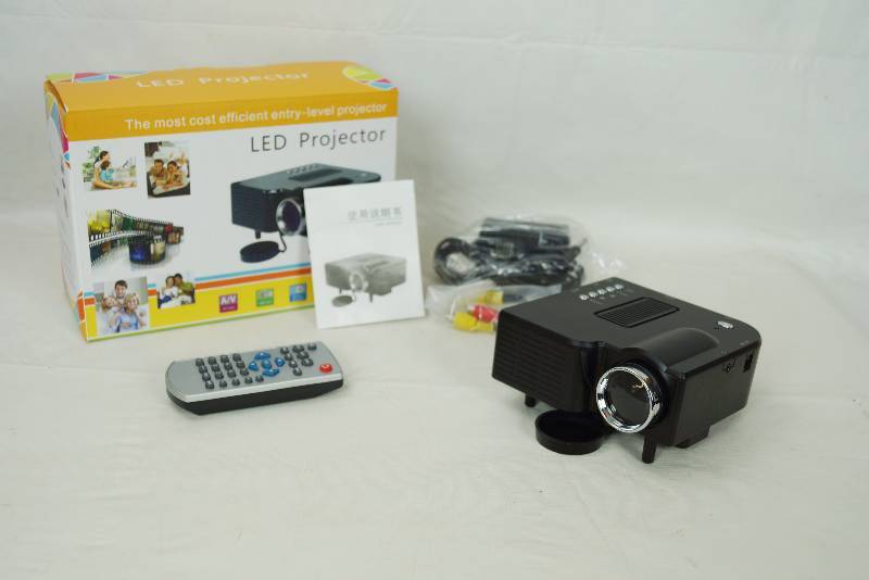 lot 5017 image: Portable Mini LED 3D VGA HDMI TV Home Theater Movie PROJECTOR Cinema black