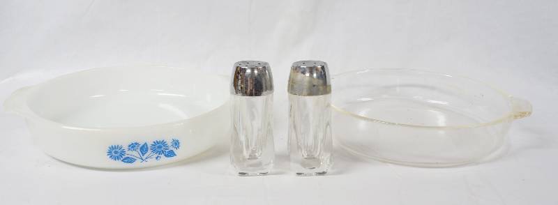 lot 3150 image: Lot of 2 Glass Bowls and set of Salt and Pepper Shakers - Neat