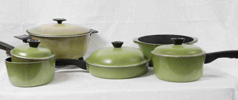 lot 3151 image: Lot of Pots and Pans - No Plug for Warming Pot