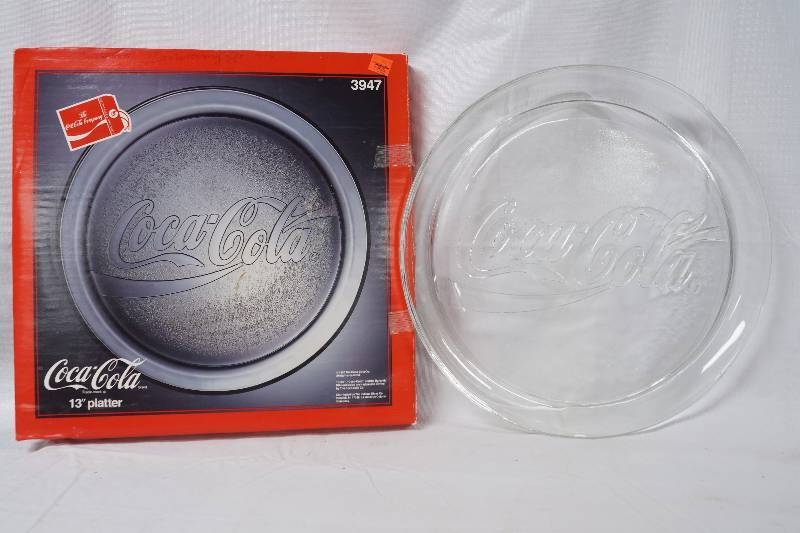 lot 3095 image: 13 Glass Coca-Cola Platter - Neat