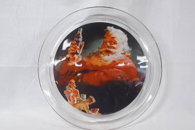 lot 3104 image: 13 Santa Claus Coca-Cola Platter - See Photos