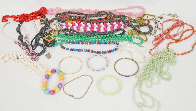lot 3187 image: Lot of Assorted Jewelry - Great for Playing Dress Up