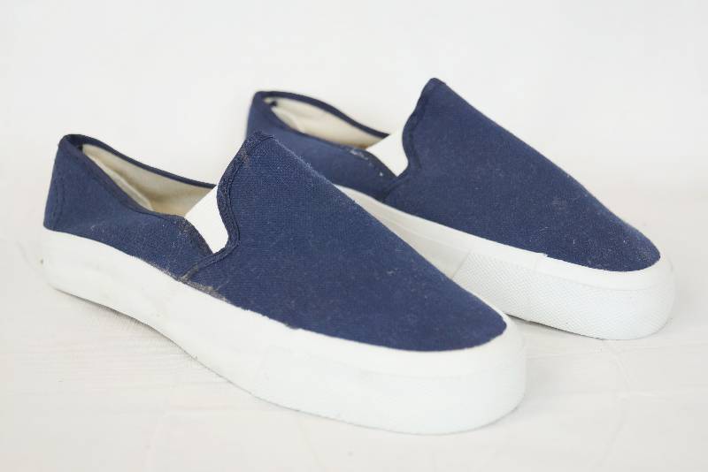 lot 3310 image: Blue Canvas Shoes Mens Size 5  Womens Size 7 - Nice