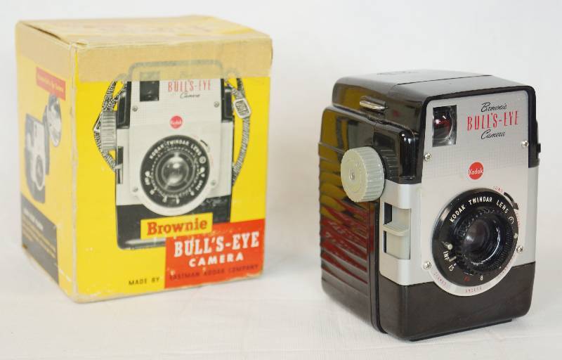 lot 3311 image: Vintage KODAK Brownie BULLS-EYE Camera w Original Box